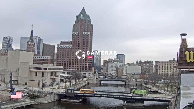Milwaukee River, Live Stream HD Webcam, USA.