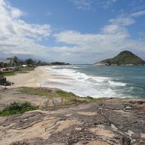 Pedras e feixa de areia na praia da macumba no Rio de Janeiro