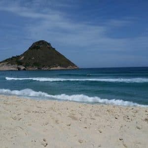 vista da areia na praia da macumba
