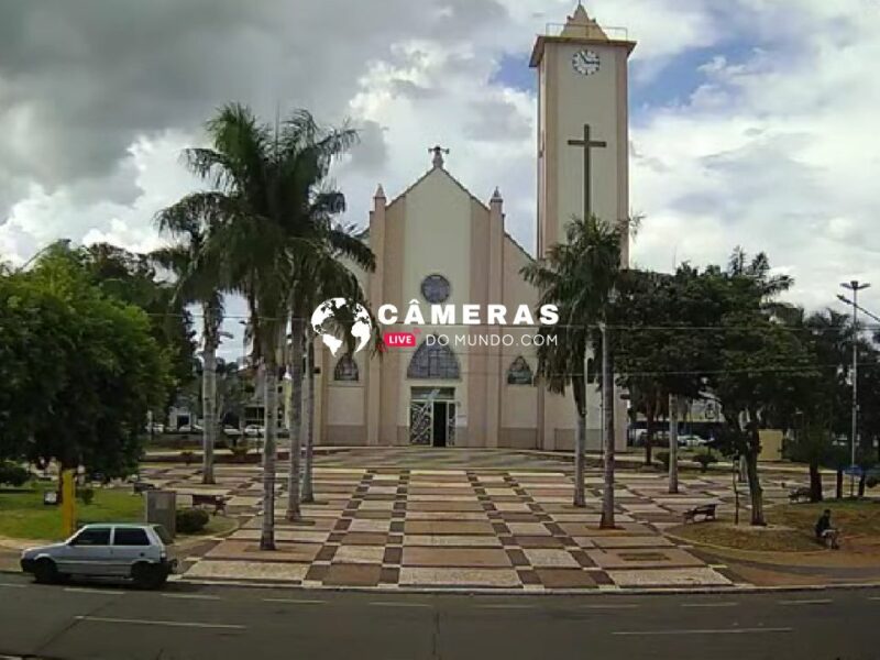 Câmera ao vivo da praça da Igreja Matriz em Santa Fé do Sul, SP.