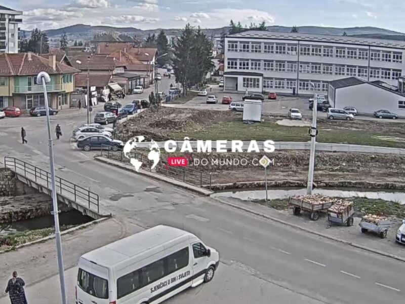 câmera ao vivo da escola secudária e ginásio de Sjenica na Sérvia.
