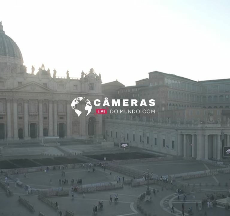 Câmera ao vivo na Praça de São Pedro de frente a basílica no Vaticano.