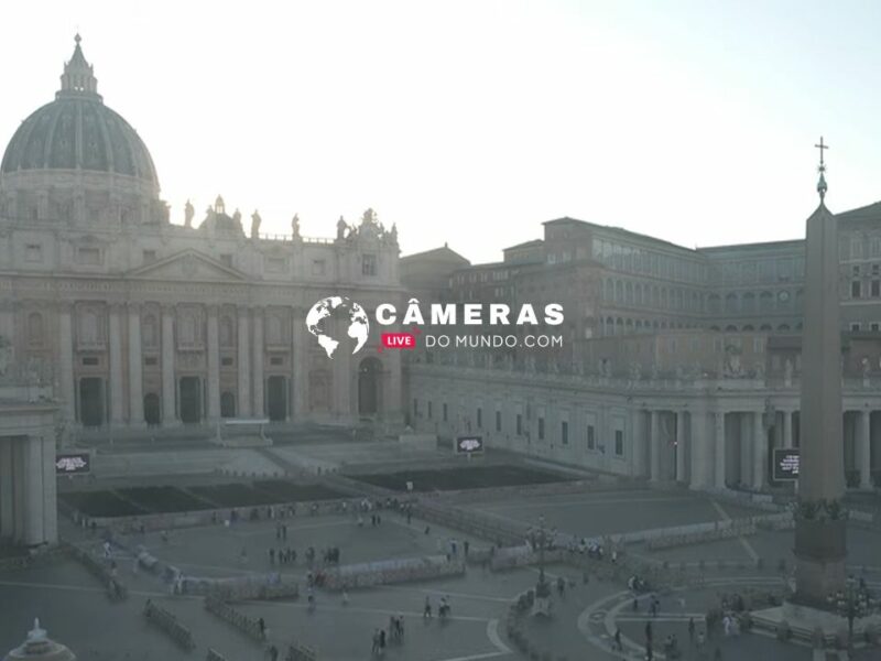 Câmera ao vivo na Praça de São Pedro de frente a basílica no Vaticano.
