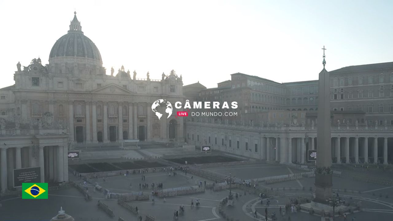Câmera ao vivo na Praça de São Pedro de frente a basílica no Vaticano.