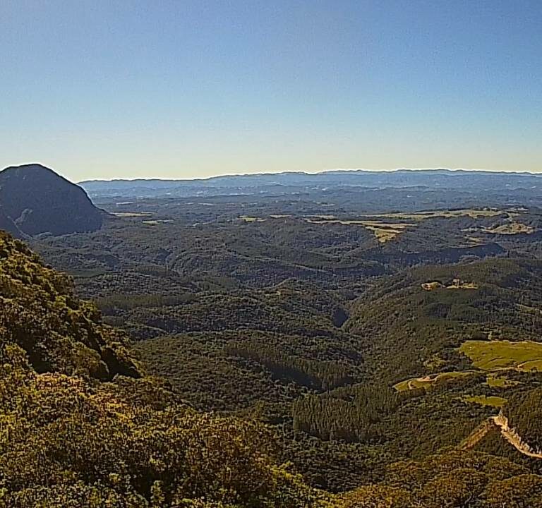 Câmera ao vivo no alto da Serra do Corvo Branco em SC.