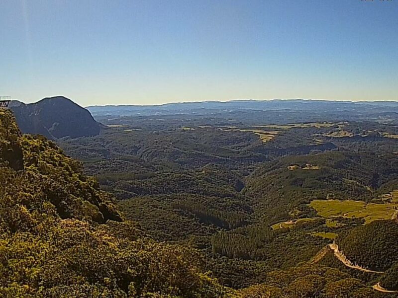 Câmera ao vivo no alto da Serra do Corvo Branco em SC.
